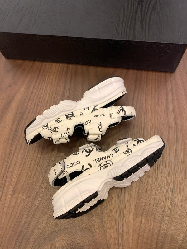 Sandali con punta CC in pelle bianca con motivo camelia 299536