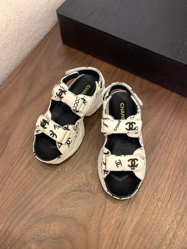 Sandali con punta CC in pelle bianca con motivo camelia 299536