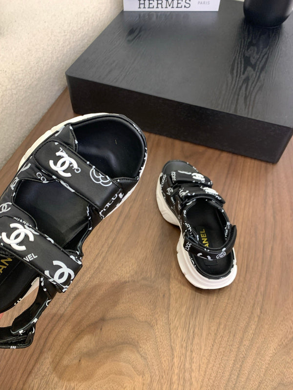 Sandali con punta CC in pelle nera con motivo camelia 299539