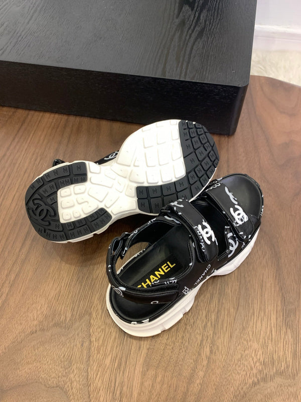 Sandali con punta CC in pelle nera con motivo camelia 299539