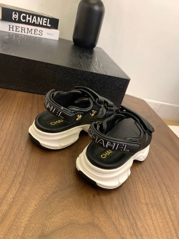 Sandali con punta CC neri e pelle bianca 299543