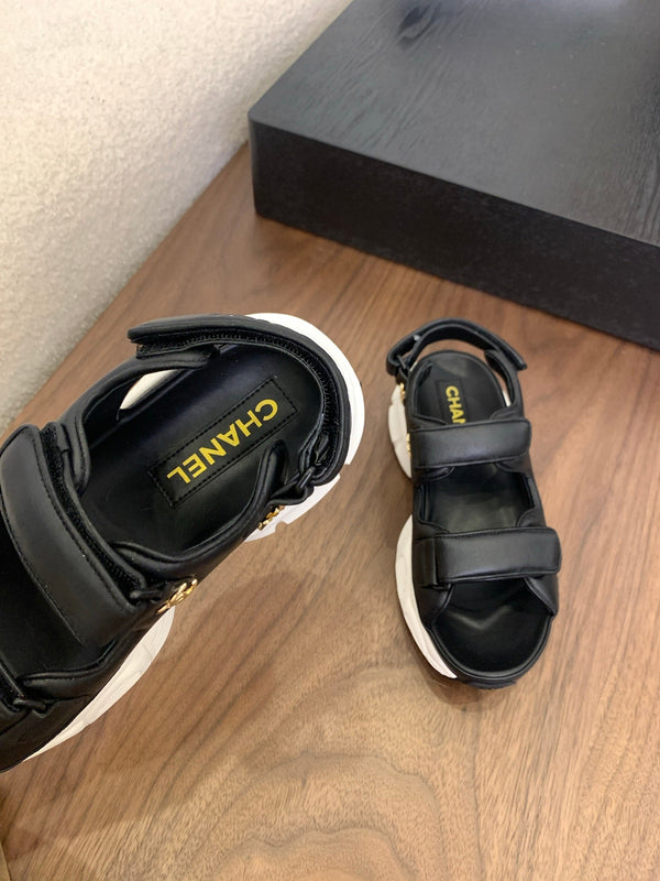 Sandali con punta CC neri e pelle bianca 299543