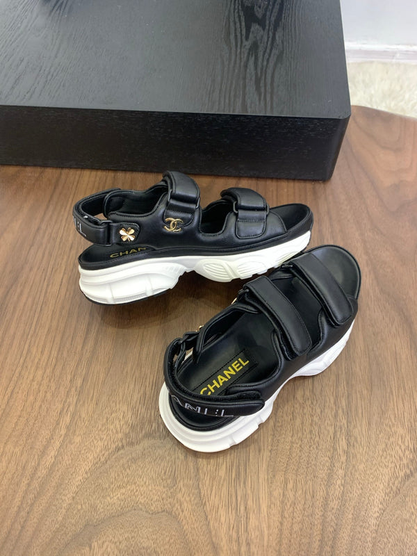 Sandali con punta CC neri e pelle bianca 299543