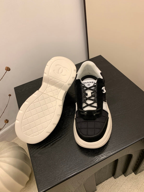 CC Alexander McQueen Sneakers Black White Leather and Ceiling Fabric 537190