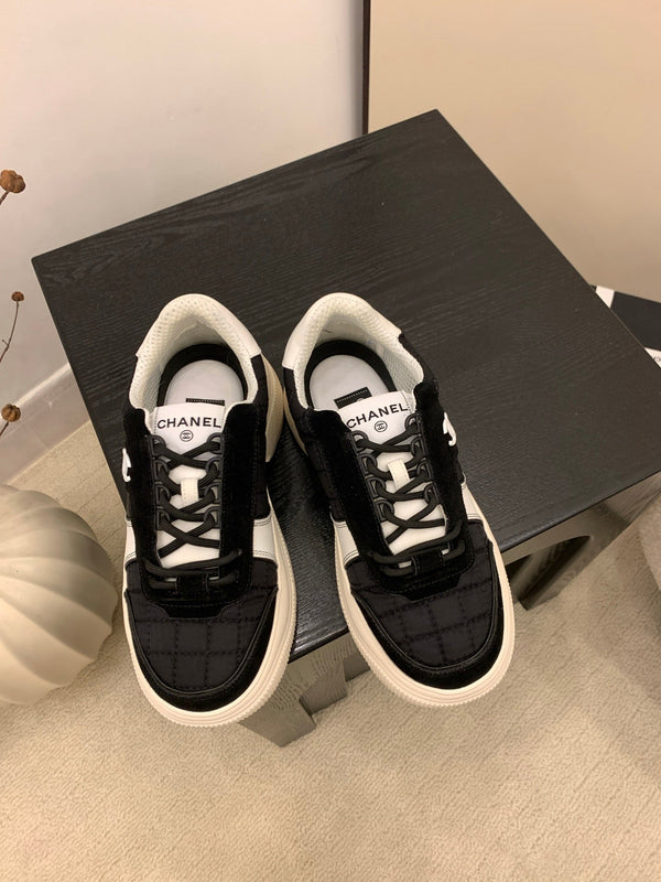 CC Alexander McQueen Sneakers Black White Leather and Ceiling Fabric 537190
