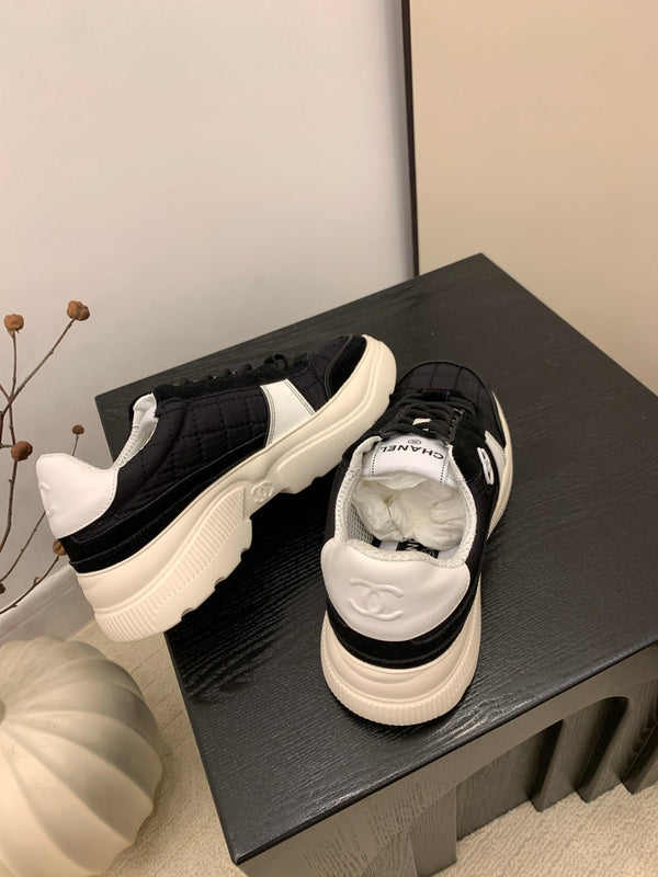 CC Alexander McQueen Sneakers Black White Leather and Ceiling Fabric 537190