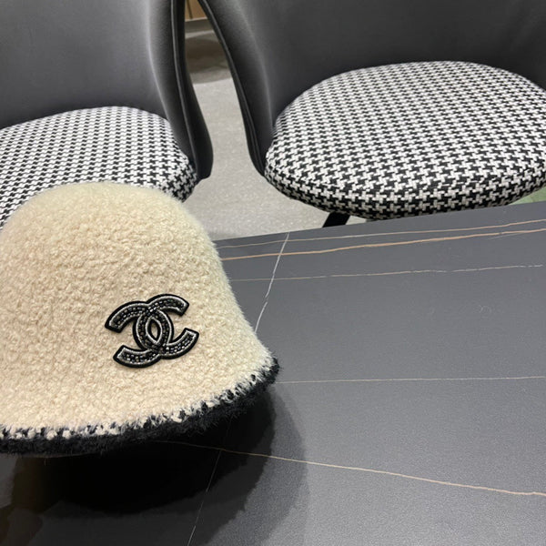 CAPPELLO A SECCHIELLO IN LANA DI AGNELLO BEIGE CREMA 426106 