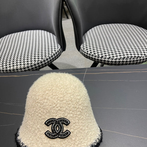 CAPPELLO A SECCHIELLO IN LANA DI AGNELLO BEIGE CREMA 426106 