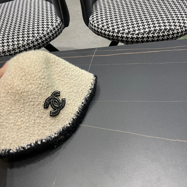 CAPPELLO A SECCHIELLO IN LANA DI AGNELLO BEIGE CREMA 426106 