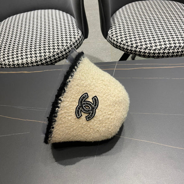 CAPPELLO A SECCHIELLO IN LANA DI AGNELLO BEIGE CREMA 426106 