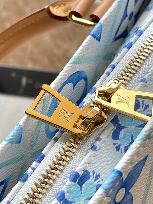 ONTHEGO EAST WEST 25 IN TELA CON PIASTRELLE MONOGRAMMA BLU LAGUNA