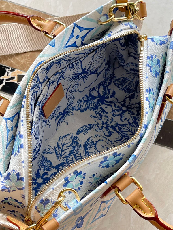 ONTHEGO EAST WEST 25 IN TELA CON PIASTRELLE MONOGRAMMA BLU LAGUNA