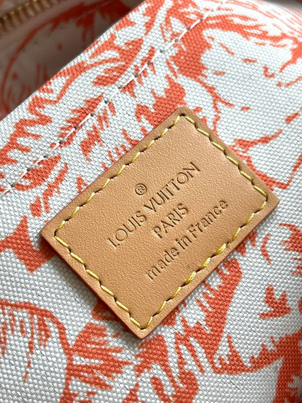 ONTHEGO EAST WEST 25 IN TELA CON PIASTRELLE MONOGRAMMA CORALLO