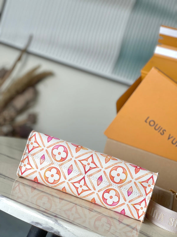 ONTHEGO EAST WEST 25 IN TELA CON PIASTRELLE MONOGRAMMA CORALLO