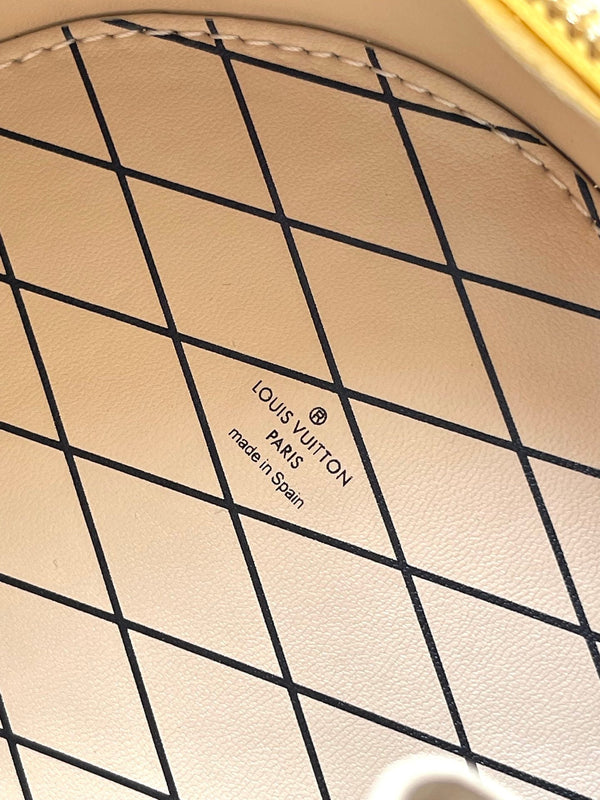 MINI CAPPELLIERA SCATOLA 13 IN PELLE DI VITELLO TRAFORATA CON MONOGRAMMA GIALLO BANANA