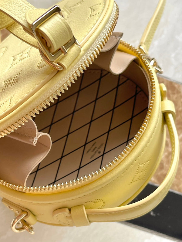 MINI CAPPELLIERA SCATOLA 13 IN PELLE DI VITELLO TRAFORATA CON MONOGRAMMA GIALLO BANANA