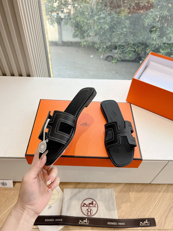 Sandalo HM 25 Oran in pelle di vitello nera con ricamo in filo bianco