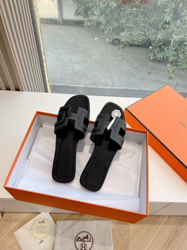 Sandalo HM 25 Oran in pelle di vitello nera con ricamo in filo bianco