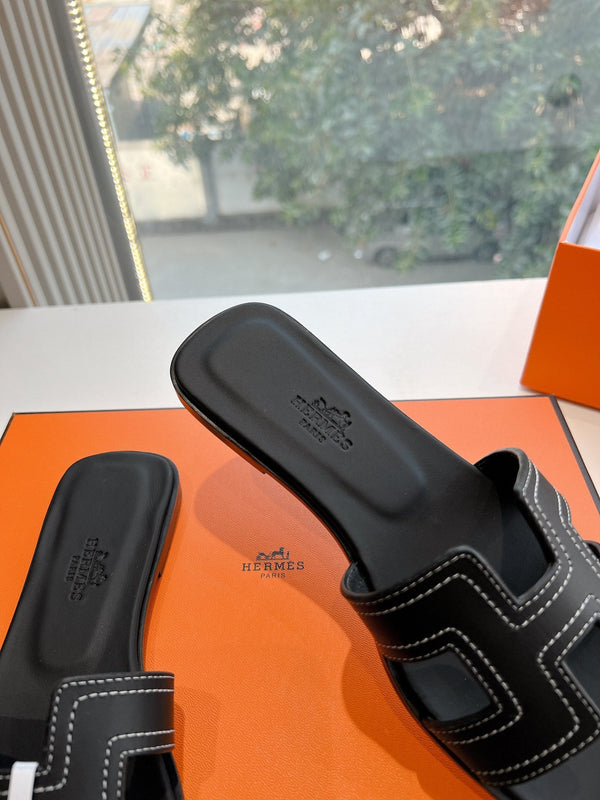 Sandalo HM 25 Oran in pelle di vitello nera con ricamo in filo bianco