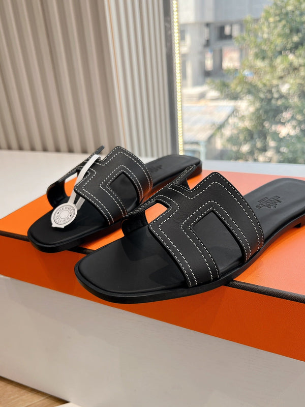 Sandalo HM 25 Oran in pelle di vitello nera con ricamo in filo bianco