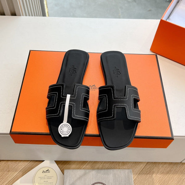 Sandalo HM 25 Oran in pelle di vitello nera con ricamo in filo bianco