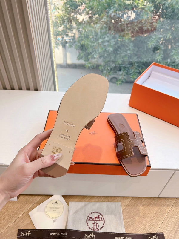 Sandalo HM 25 Oran in pelle di vitello marrone con ricamo in filo bianco