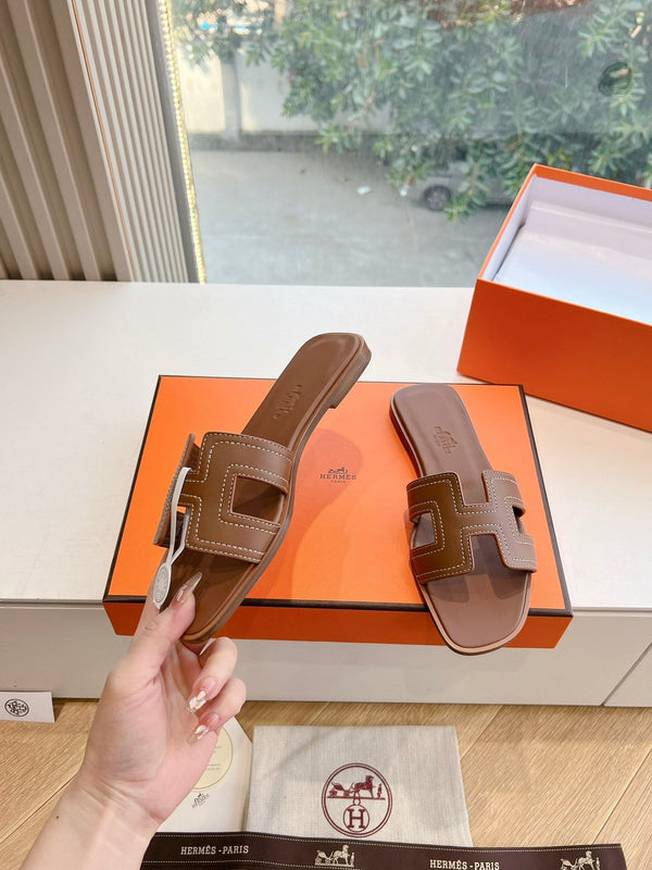 Sandalo HM 25 Oran in pelle di vitello marrone con ricamo in filo bianco