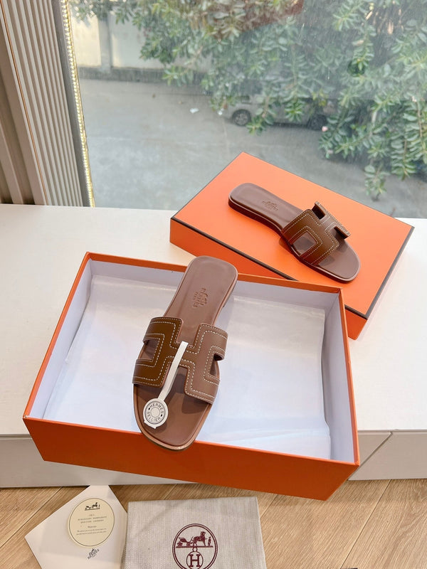 Sandalo HM 25 Oran in pelle di vitello marrone con ricamo in filo bianco