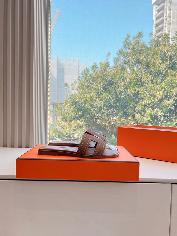 Sandalo HM 25 Oran in pelle di vitello marrone con ricamo in filo bianco