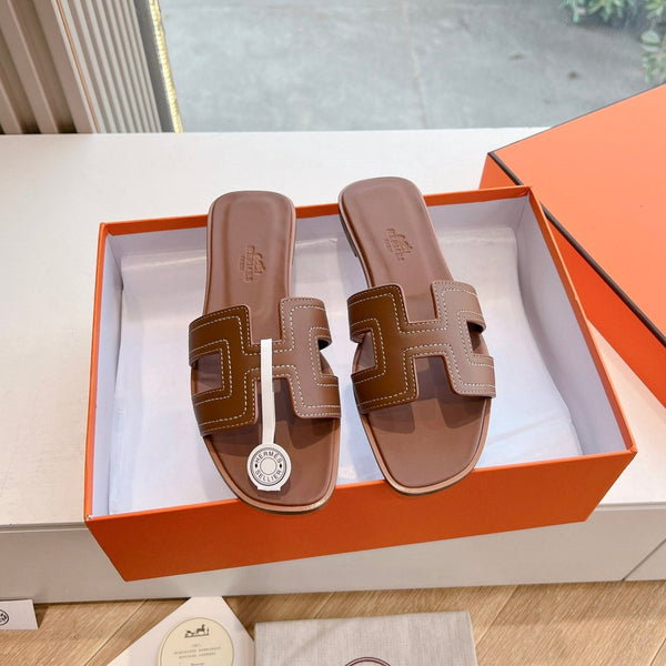 Sandalo HM 25 Oran in pelle di vitello marrone con ricamo in filo bianco