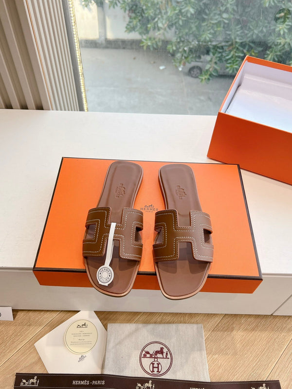 Sandalo HM 25 Oran in pelle di vitello marrone con ricamo in filo bianco