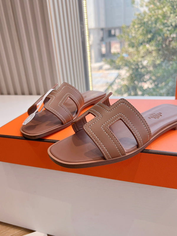 Sandalo HM 25 Oran in pelle di vitello marrone con ricamo in filo bianco