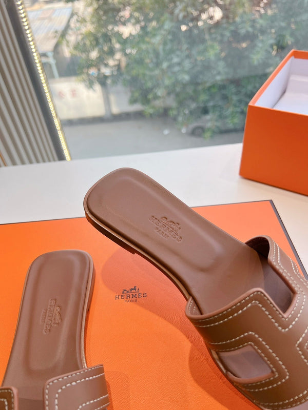 Sandalo HM 25 Oran in pelle di vitello marrone con ricamo in filo bianco