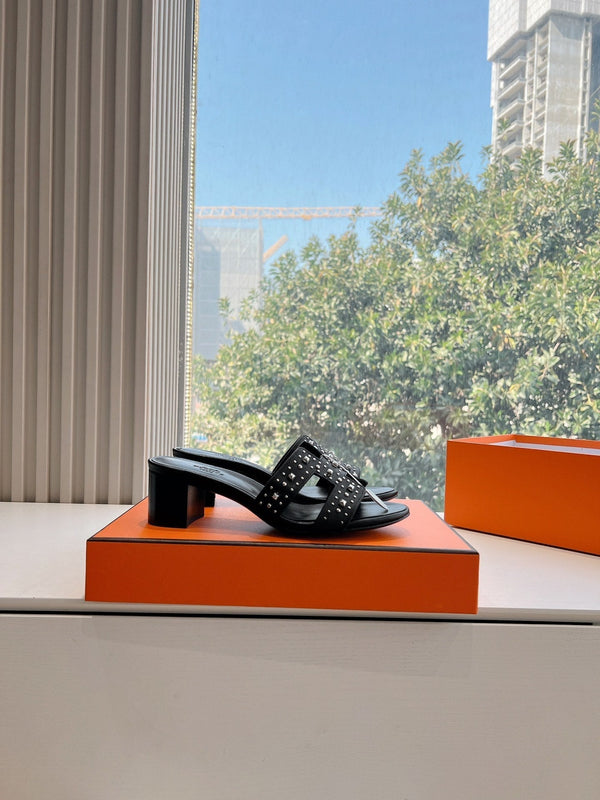 SANDALO OASIS IN VITELLO NERO CON BORCHIE