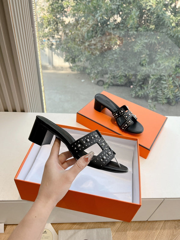 SANDALO OASIS IN VITELLO NERO CON BORCHIE