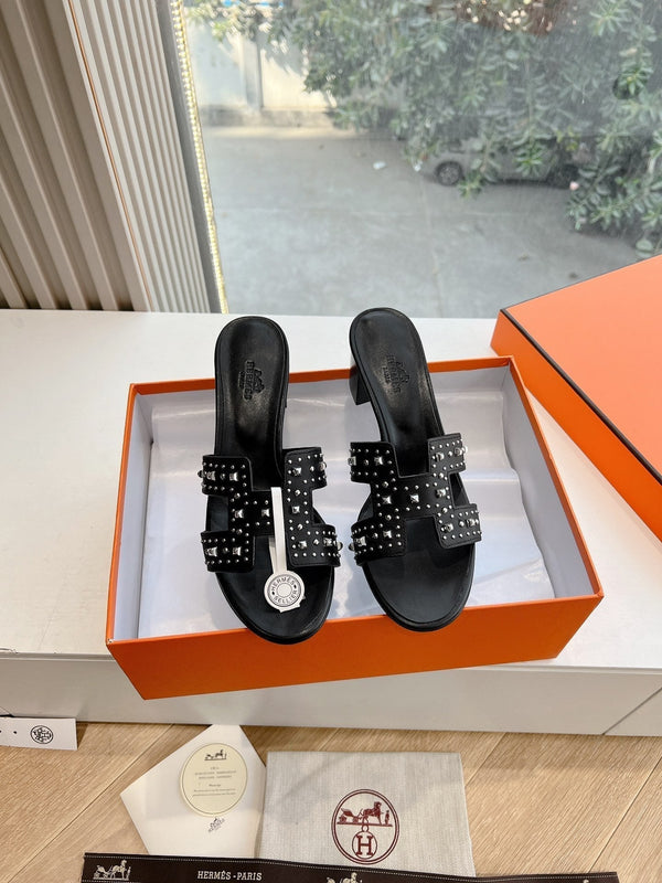 SANDALO OASIS IN VITELLO NERO CON BORCHIE