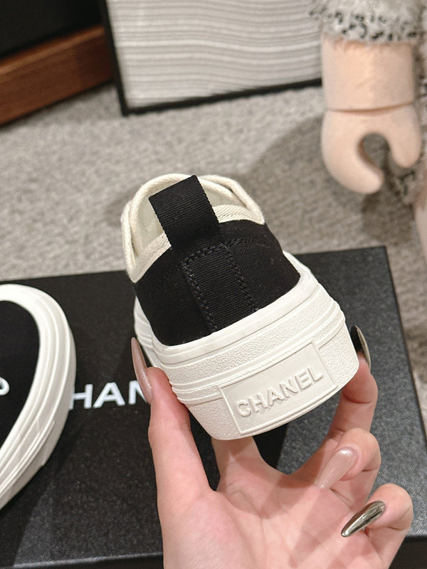 LACE-UP SNEAKERS IN BLACK CANVAS