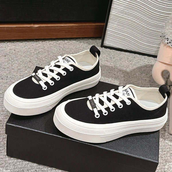 LACE-UP SNEAKERS IN BLACK CANVAS