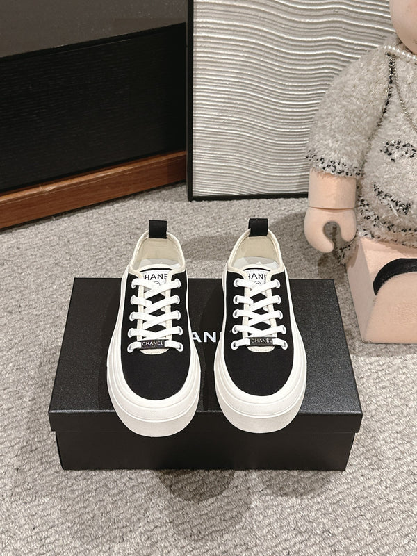 LACE-UP SNEAKERS IN BLACK CANVAS