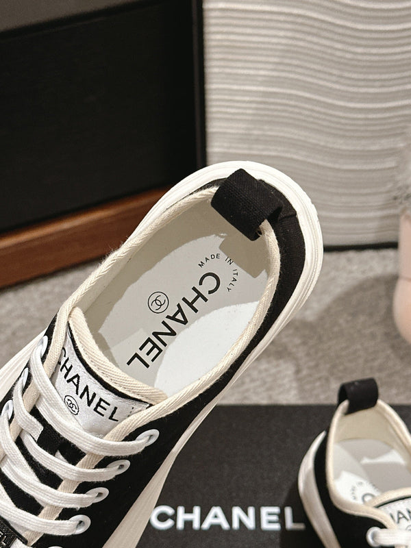 LACE-UP SNEAKERS IN BLACK CANVAS