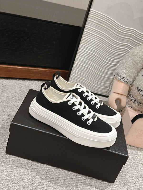 LACE-UP SNEAKERS IN BLACK CANVAS