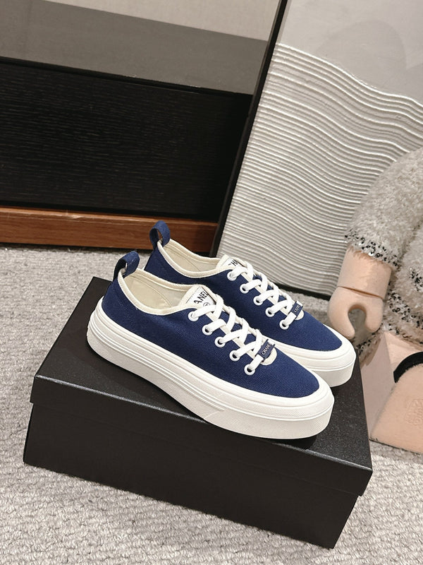 LACE-UP SNEAKERS IN NAVY BLUE CANVAS