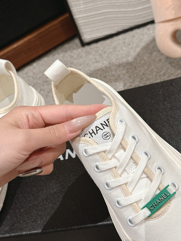 LACE-UP SNEAKERS IN WHITE CANVAS