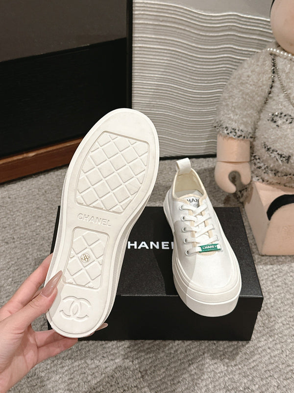 LACE-UP SNEAKERS IN WHITE CANVAS
