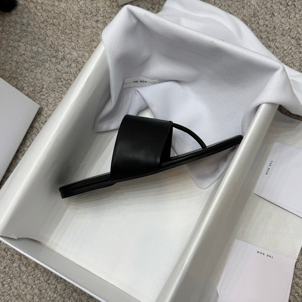 Signum Flat Sandal in Black Calfskin 290731