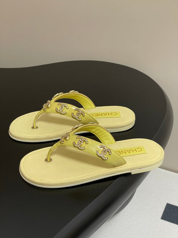 CC 25P Double C 5 Motifs Thongs Sandal Yellow Sheepskin 247693