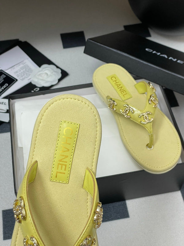 CC 25P Double C 5 Motifs Thongs Sandal Yellow Sheepskin 247693