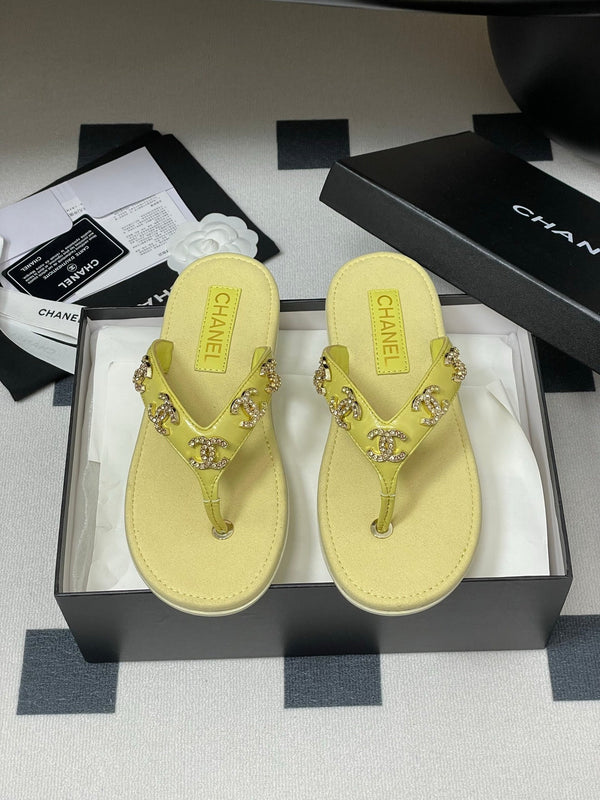 CC 25P Double C 5 Motifs Thongs Sandal Yellow Sheepskin 247693