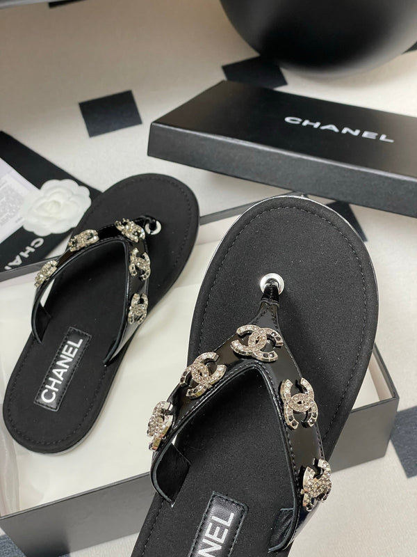 CC 25P Double C 5 Motifs Thongs Sandal Black Sheepskin 247697