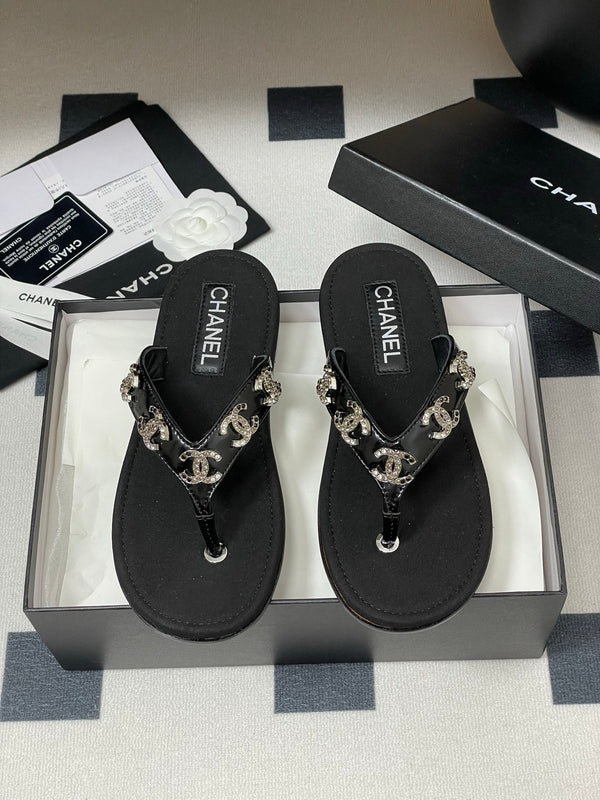 CC 25P Double C 5 Motifs Thongs Sandal Black Sheepskin 247697